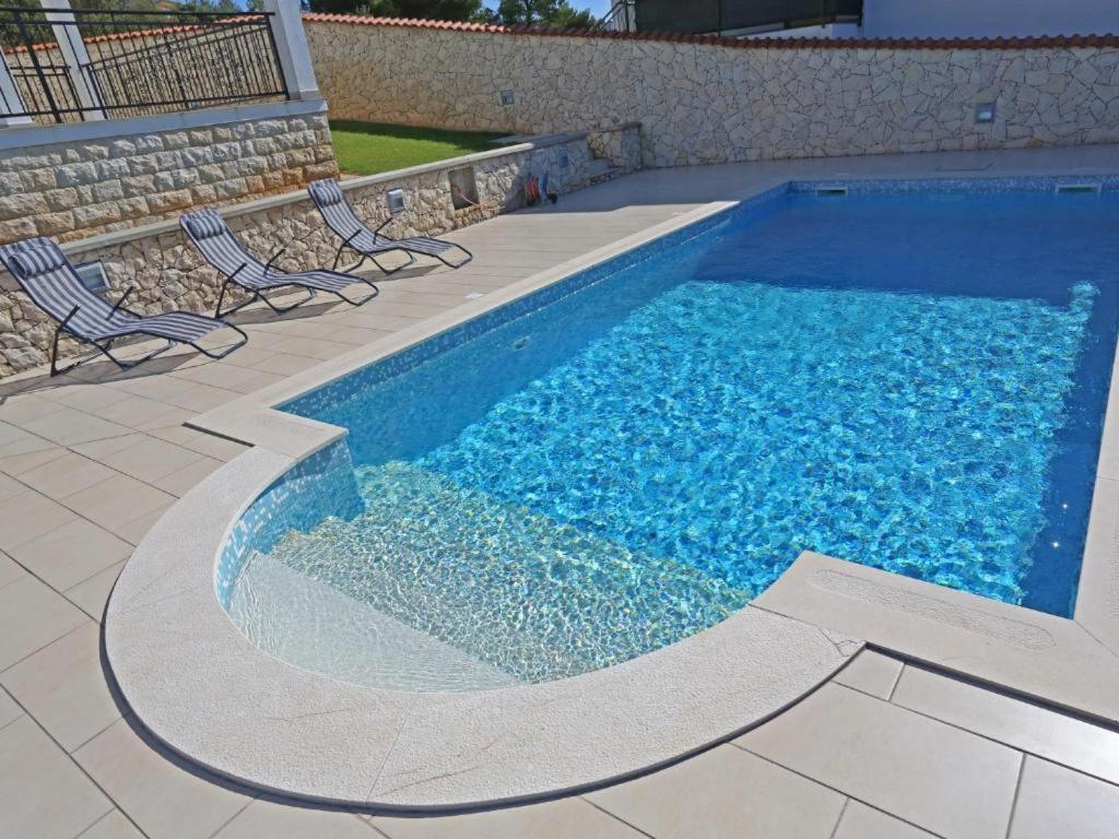 Lovely Apartment With Beautiful Pool Primosten Exterior photo