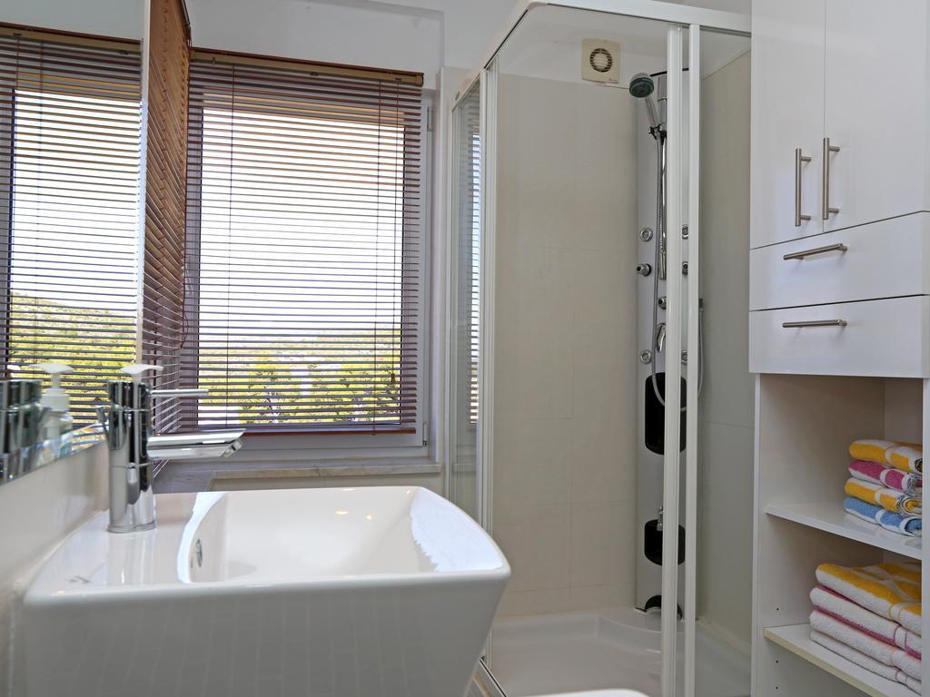 Lovely Apartment With Beautiful Pool Primosten Exterior photo