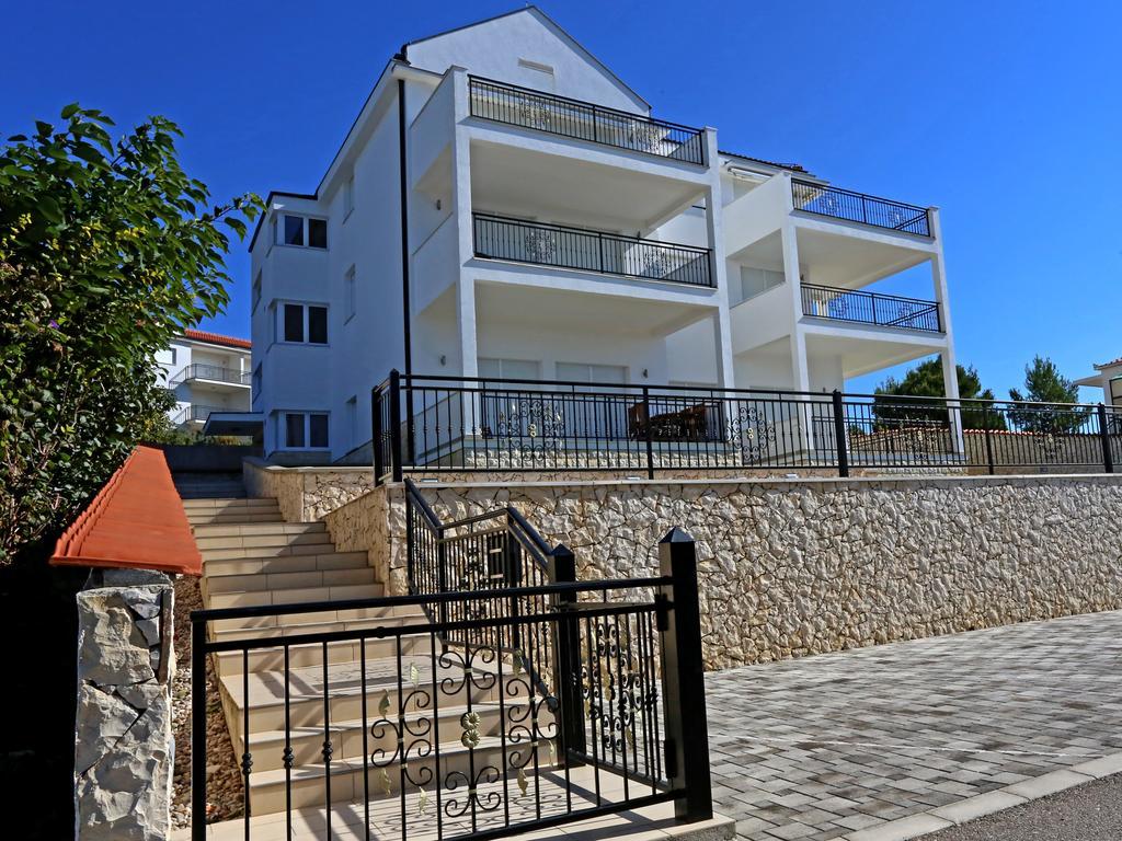 Lovely Apartment With Beautiful Pool Primosten Exterior photo
