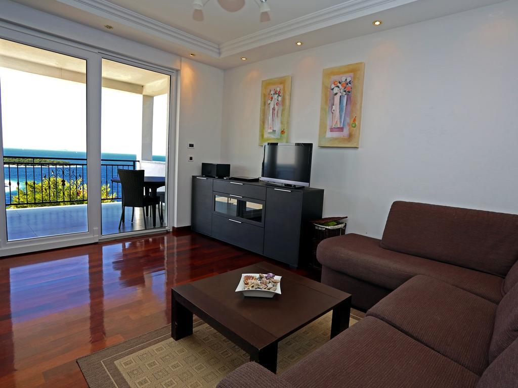 Lovely Apartment With Beautiful Pool Primosten Exterior photo